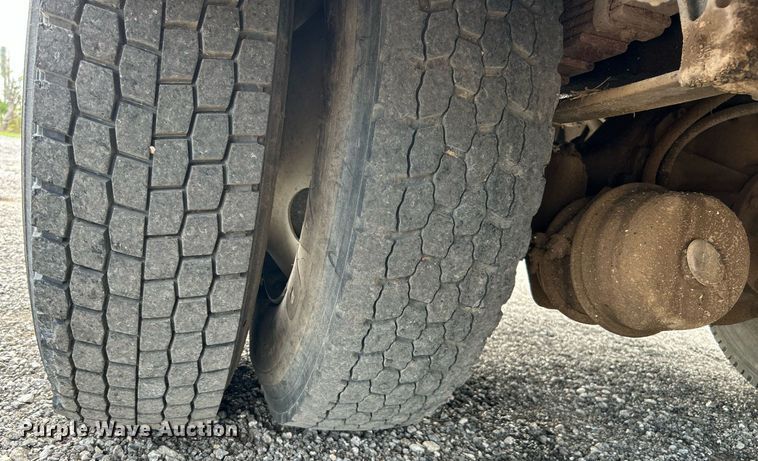 image for item LV9046 1998 International 4900  digger derrick truck