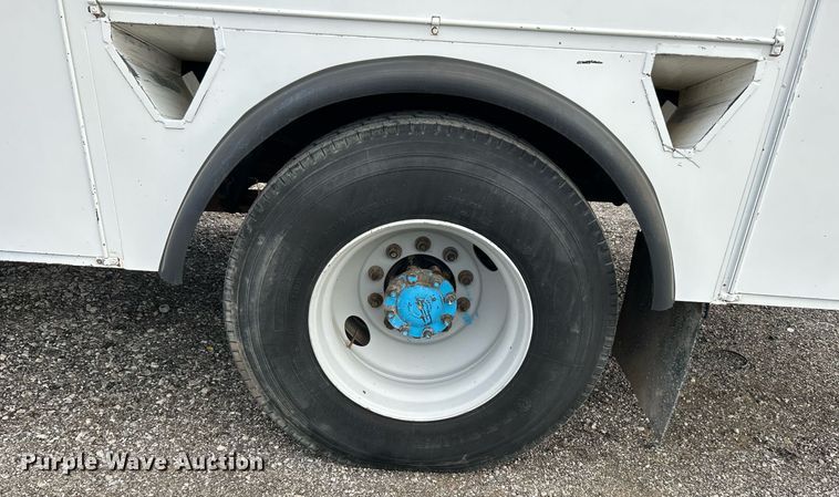 image for item LV9046 1998 International 4900  digger derrick truck