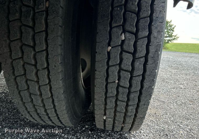 image for item LV9046 1998 International 4900  digger derrick truck