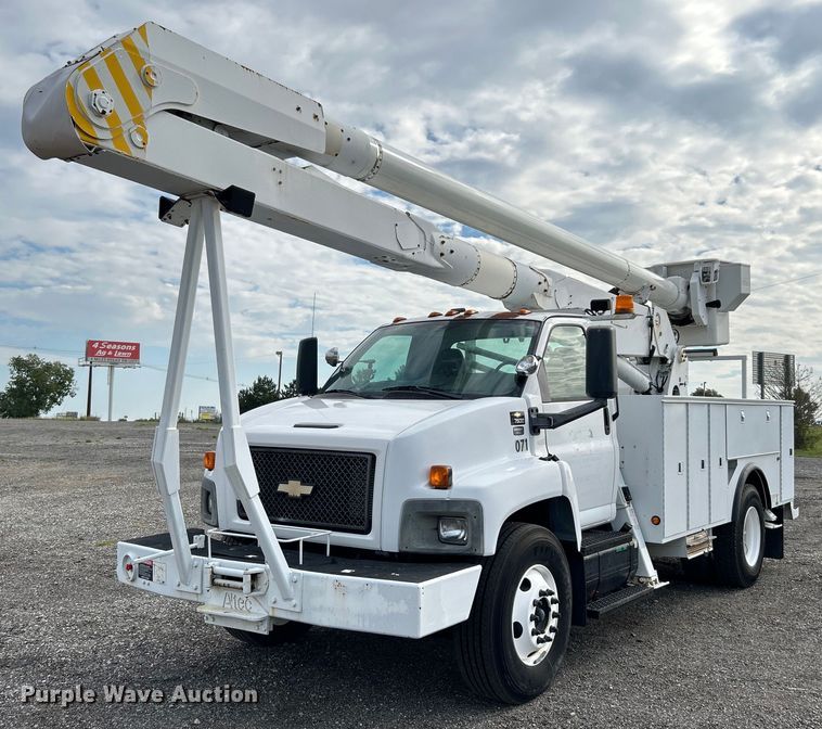 image for item LV9048 2006 Chevrolet C7500  bucket truck