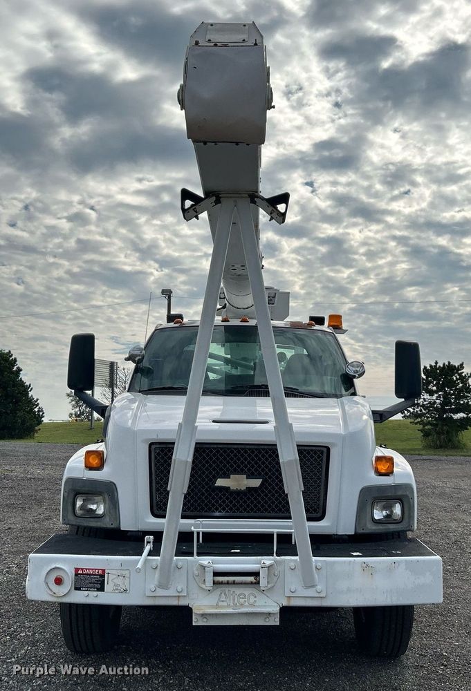 image for item LV9048 2006 Chevrolet C7500  bucket truck