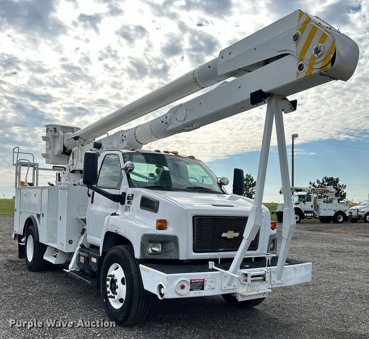 image for item LV9048 2006 Chevrolet C7500  bucket truck