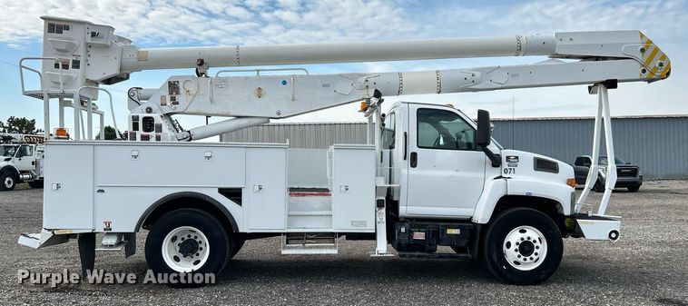image for item LV9048 2006 Chevrolet C7500  bucket truck