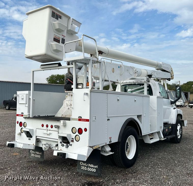 image for item LV9048 2006 Chevrolet C7500  bucket truck