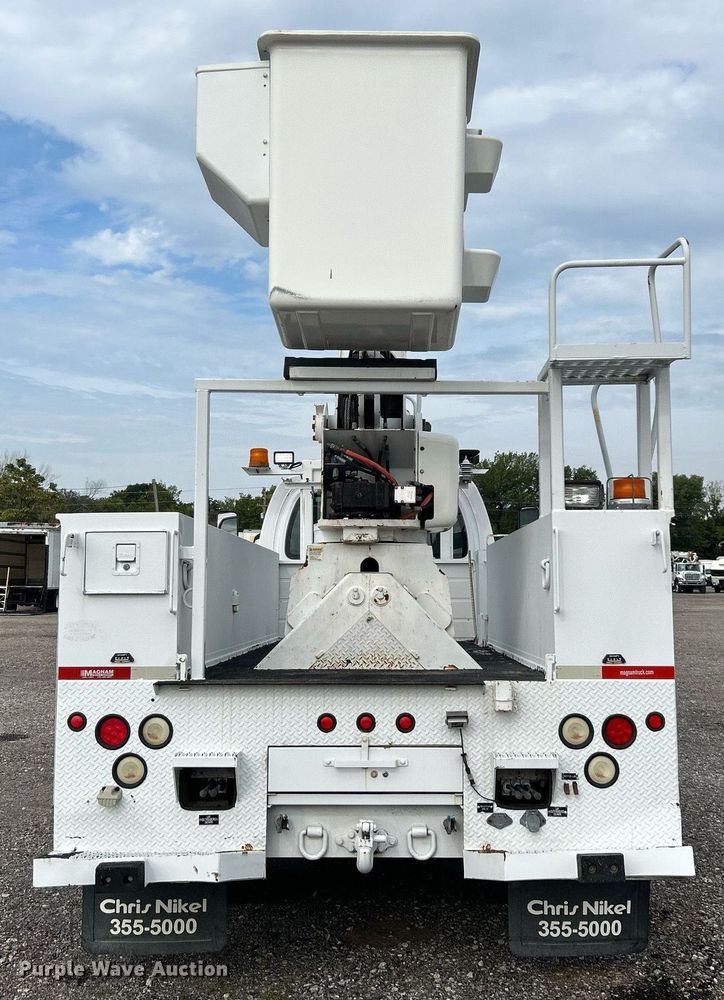 image for item LV9048 2006 Chevrolet C7500  bucket truck