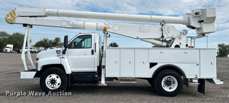 image for item LV9048 2006 Chevrolet C7500  bucket truck