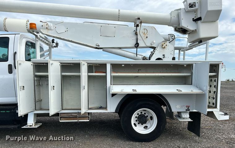 image for item LV9048 2006 Chevrolet C7500  bucket truck