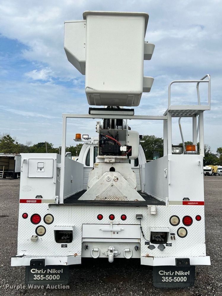 image for item LV9048 2006 Chevrolet C7500  bucket truck