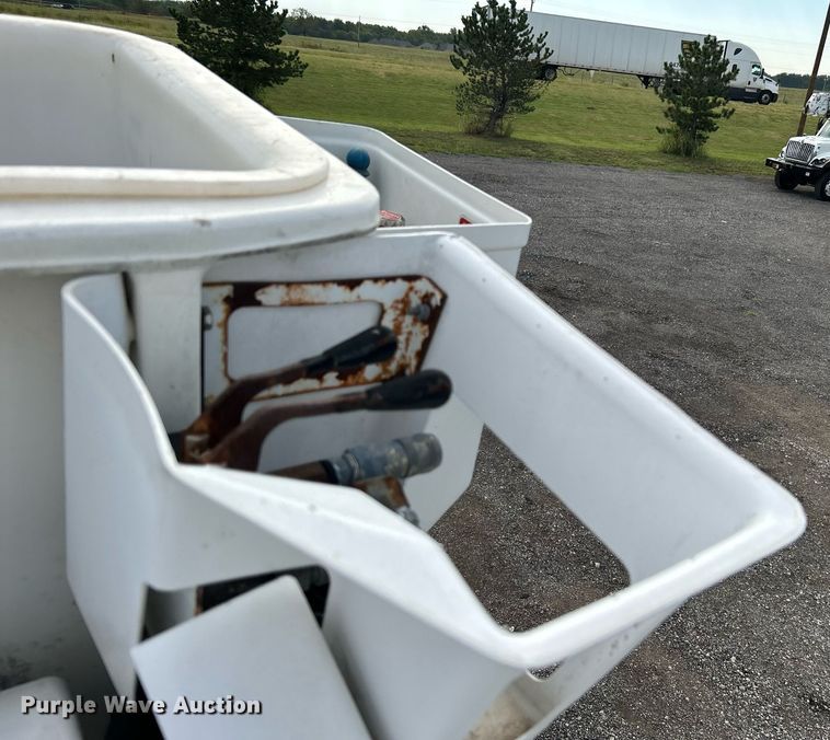 image for item LV9048 2006 Chevrolet C7500  bucket truck