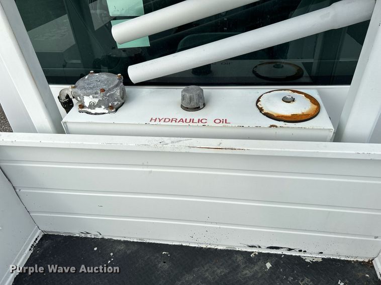 image for item LV9048 2006 Chevrolet C7500  bucket truck