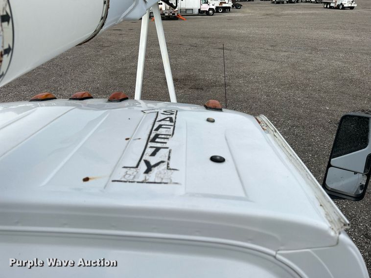 image for item LV9048 2006 Chevrolet C7500  bucket truck