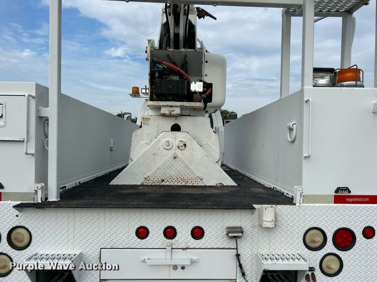 image for item LV9048 2006 Chevrolet C7500  bucket truck