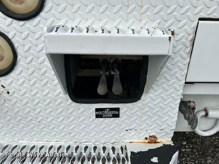 image for item LV9048 2006 Chevrolet C7500  bucket truck