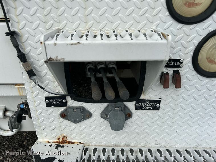 image for item LV9048 2006 Chevrolet C7500  bucket truck