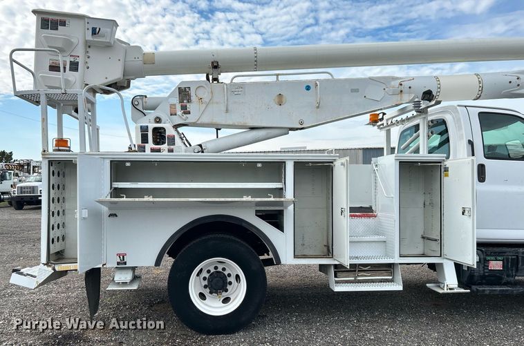 image for item LV9048 2006 Chevrolet C7500  bucket truck