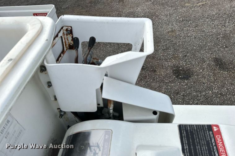 image for item LV9048 2006 Chevrolet C7500  bucket truck