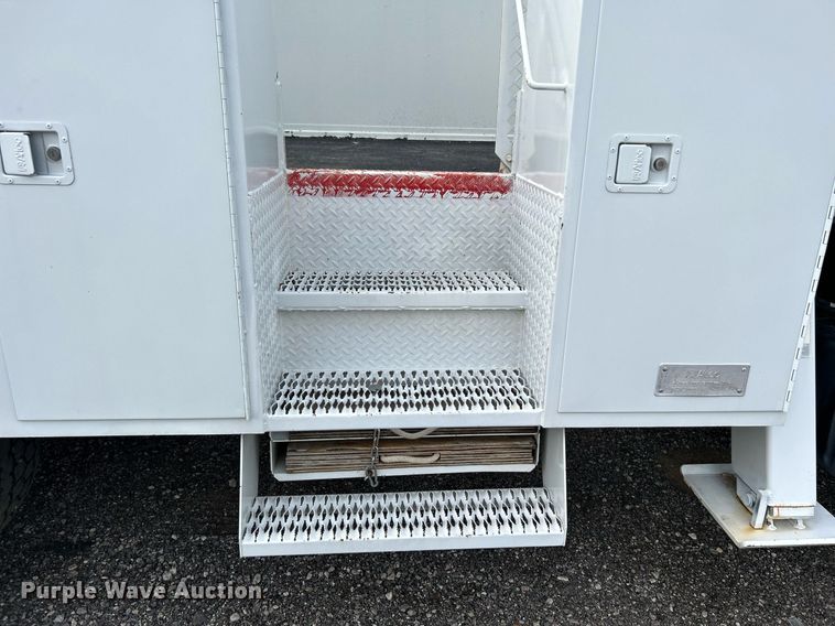 image for item LV9048 2006 Chevrolet C7500  bucket truck