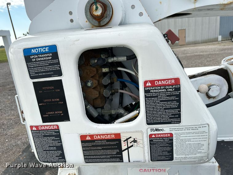 image for item LV9048 2006 Chevrolet C7500  bucket truck