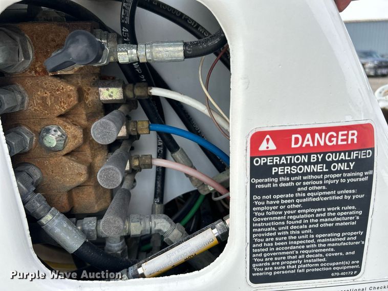 image for item LV9048 2006 Chevrolet C7500  bucket truck