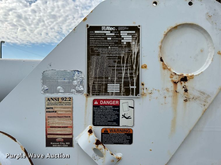 image for item LV9048 2006 Chevrolet C7500  bucket truck