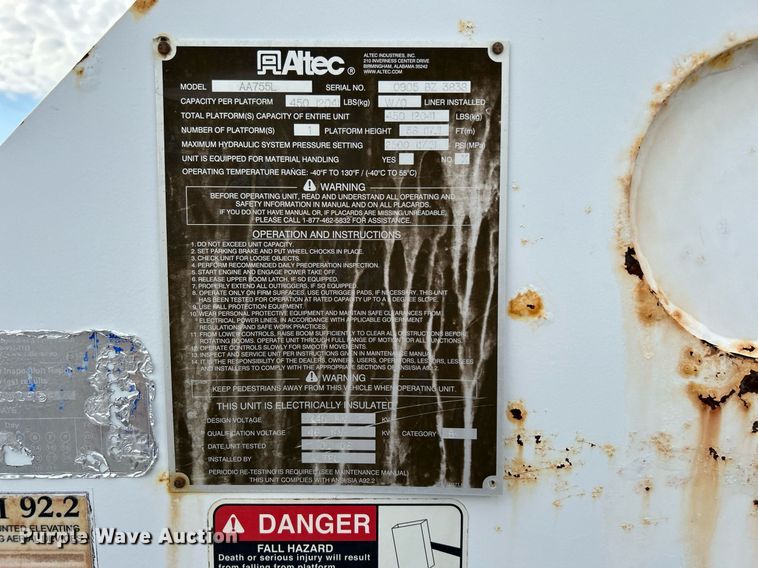 image for item LV9048 2006 Chevrolet C7500  bucket truck