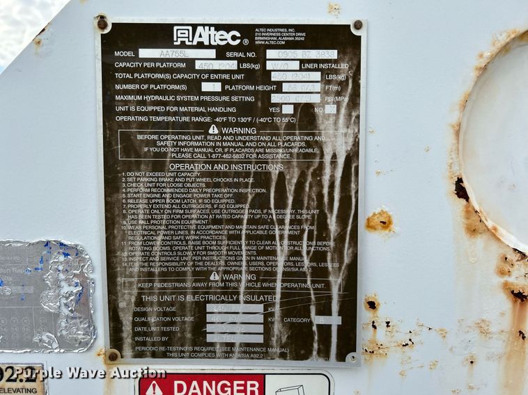 image for item LV9048 2006 Chevrolet C7500  bucket truck