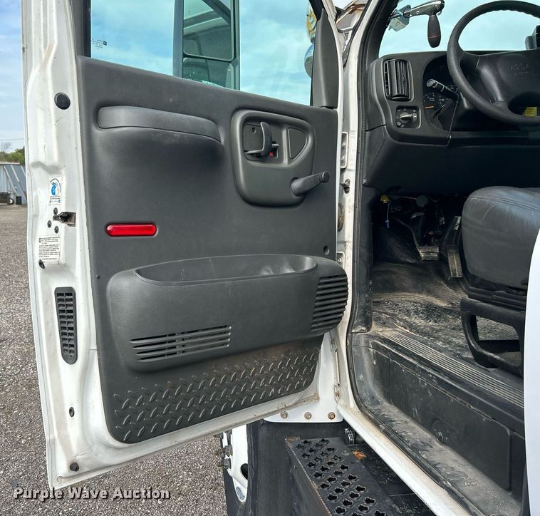 image for item LV9048 2006 Chevrolet C7500  bucket truck