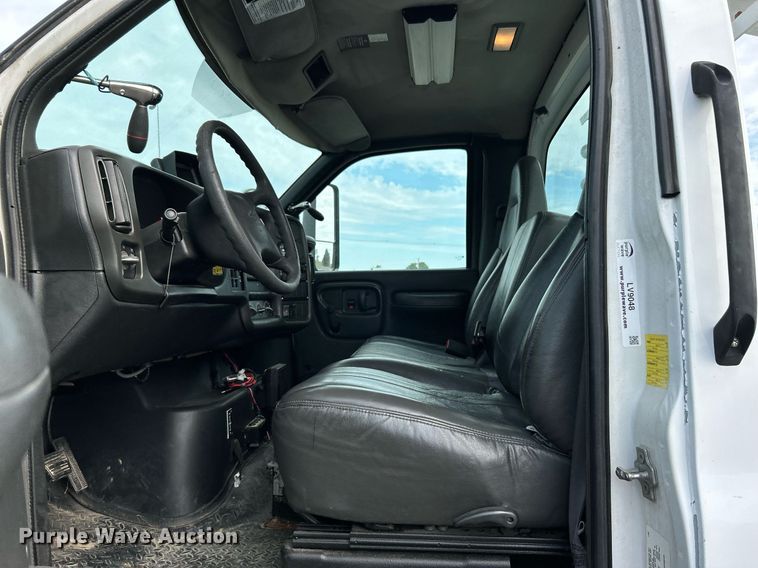 image for item LV9048 2006 Chevrolet C7500  bucket truck