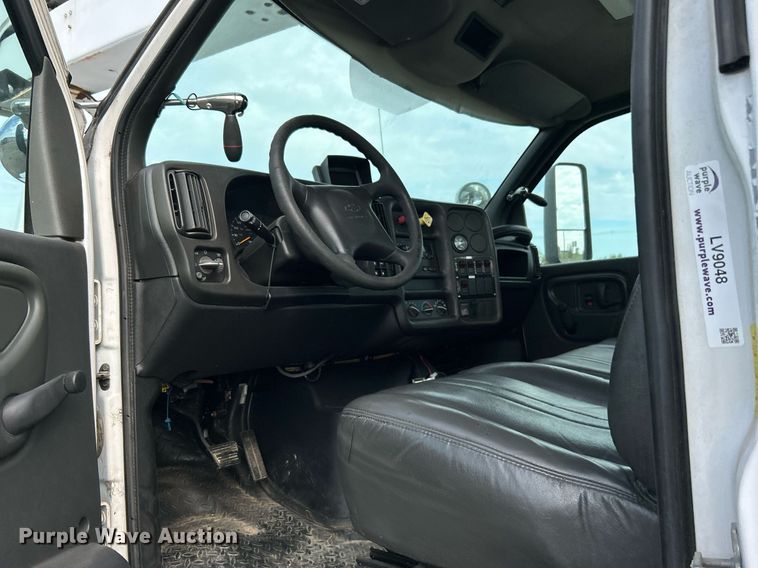 image for item LV9048 2006 Chevrolet C7500  bucket truck
