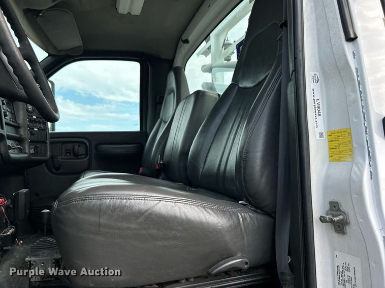 image for item LV9048 2006 Chevrolet C7500  bucket truck