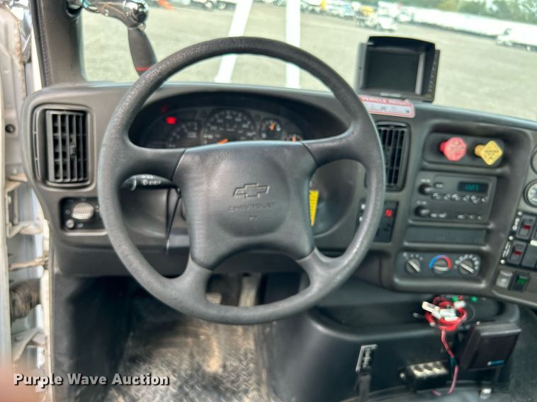 image for item LV9048 2006 Chevrolet C7500  bucket truck