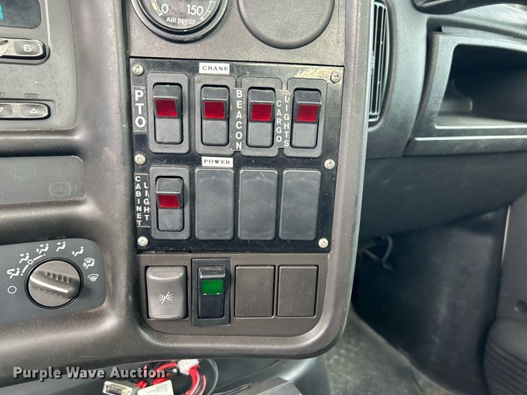 image for item LV9048 2006 Chevrolet C7500  bucket truck