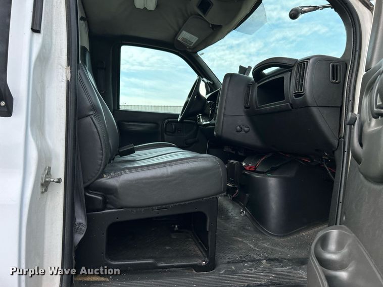 image for item LV9048 2006 Chevrolet C7500  bucket truck