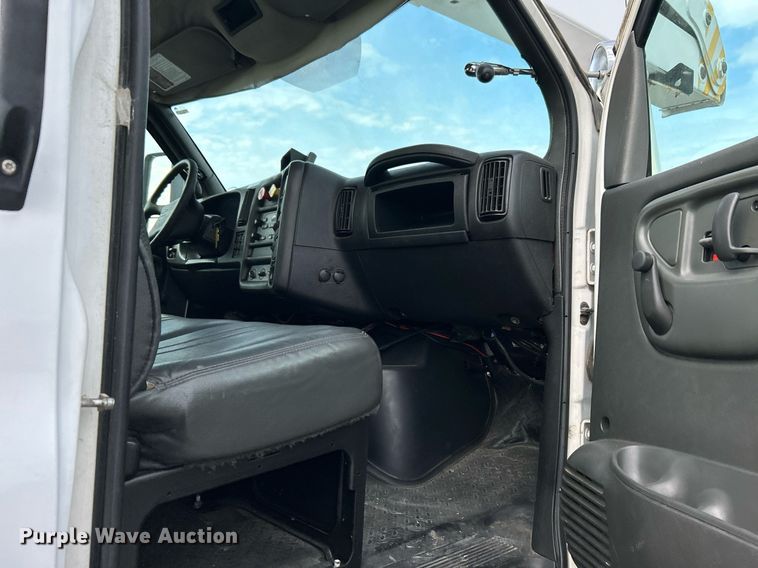 image for item LV9048 2006 Chevrolet C7500  bucket truck