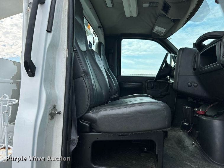 image for item LV9048 2006 Chevrolet C7500  bucket truck