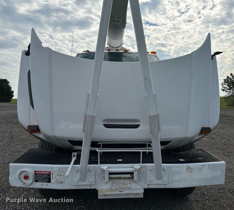 image for item LV9048 2006 Chevrolet C7500  bucket truck