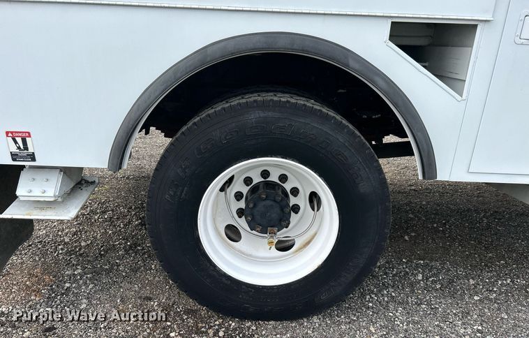 image for item LV9048 2006 Chevrolet C7500  bucket truck