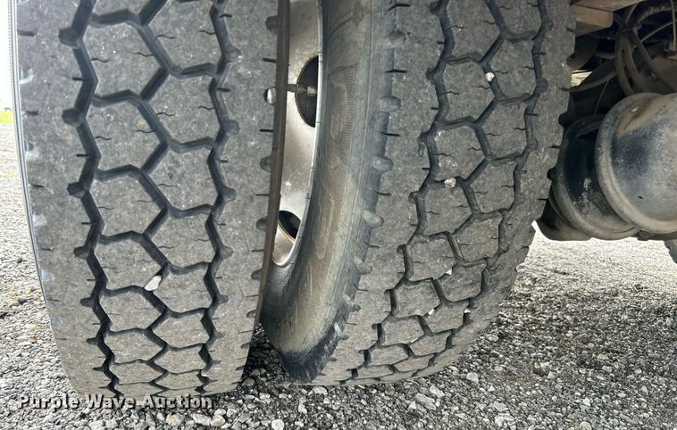 image for item LV9048 2006 Chevrolet C7500  bucket truck