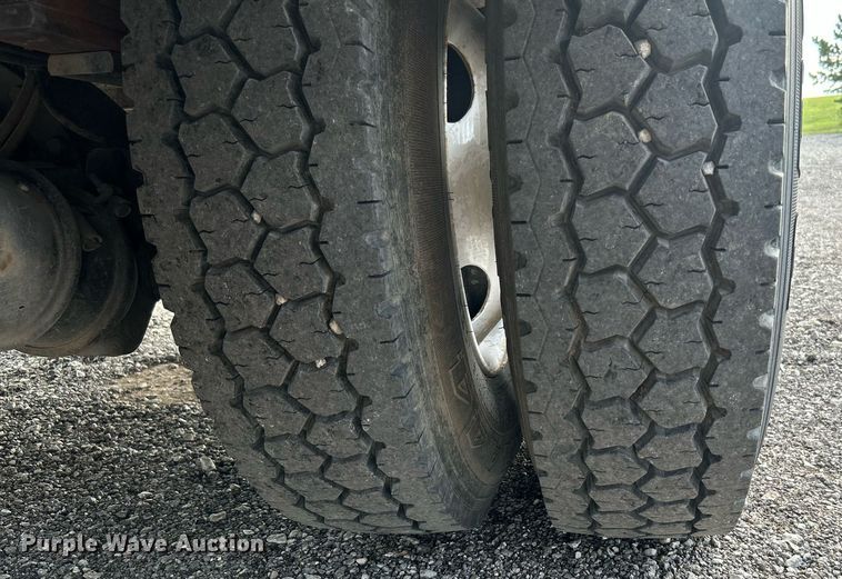 image for item LV9048 2006 Chevrolet C7500  bucket truck