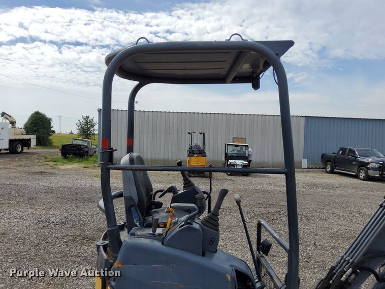 image for item LV9050 2011 John Deere 17D  mini excavator