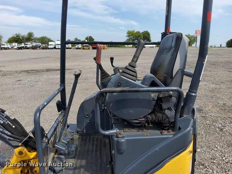 image for item LV9050 2011 John Deere 17D  mini excavator