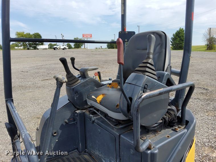 image for item LV9050 2011 John Deere 17D  mini excavator