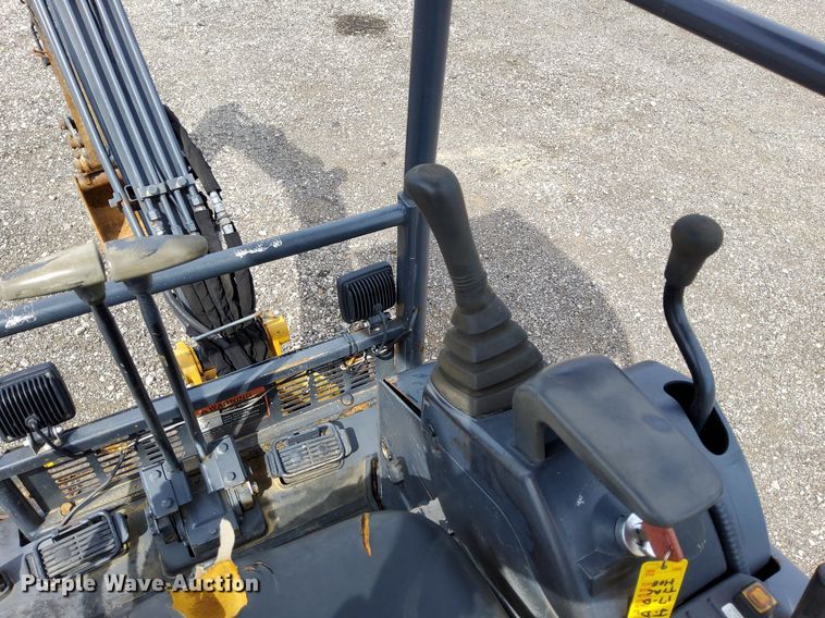 image for item LV9050 2011 John Deere 17D  mini excavator