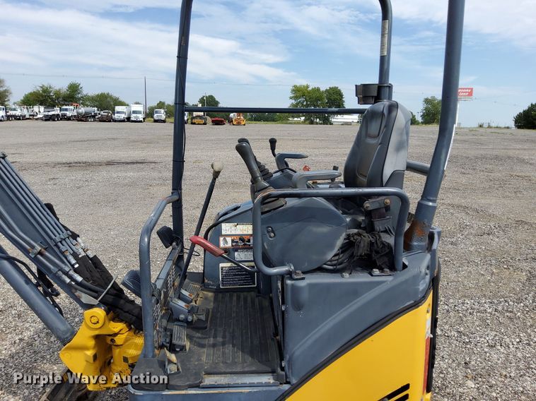 image for item LV9057 2010 John Deere 17D  mini excavator