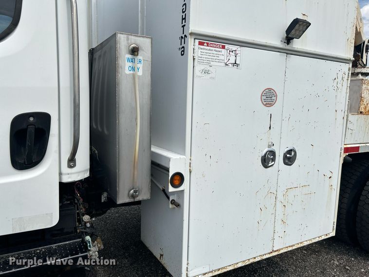 image for item LV9059 2007 Freightliner Business Class M2  crane truck