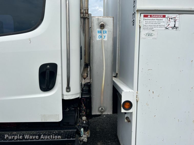 image for item LV9059 2007 Freightliner Business Class M2  crane truck