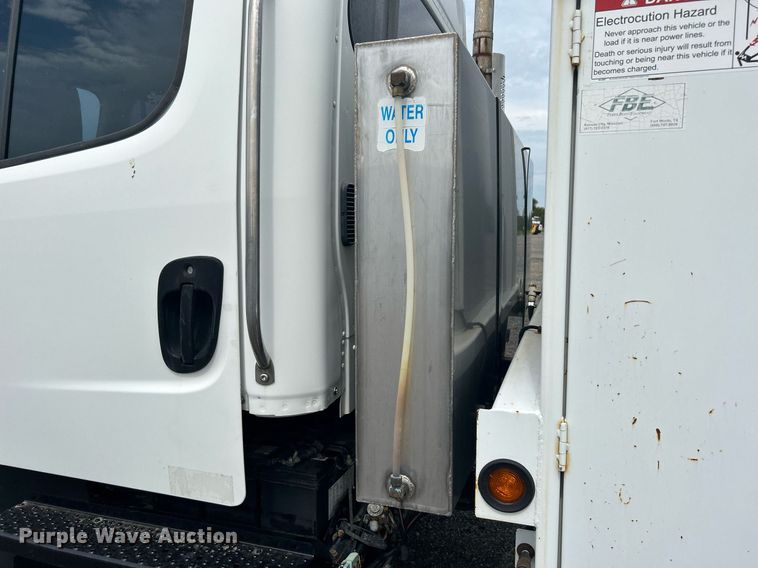 image for item LV9059 2007 Freightliner Business Class M2  crane truck