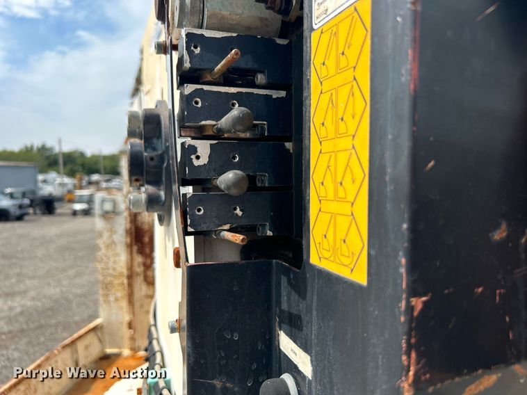 image for item LV9059 2007 Freightliner Business Class M2  crane truck