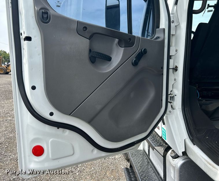 image for item LV9059 2007 Freightliner Business Class M2  crane truck