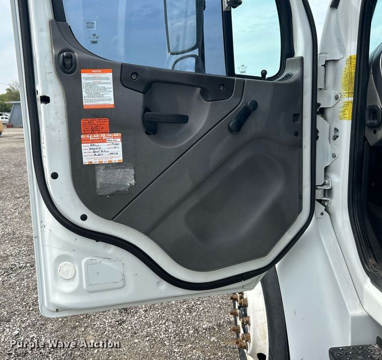 image for item LV9059 2007 Freightliner Business Class M2  crane truck